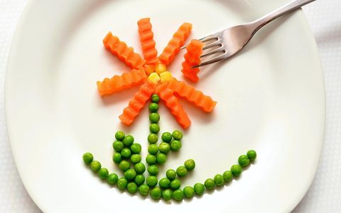 蒜蓉丝瓜，翠绿丝瓜切片铺盘，金黄蒜蓉点缀其上，简单清爽的家常做法